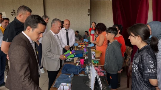 Atık malzemeler, öğrencilerin elinde sanata dönüştü