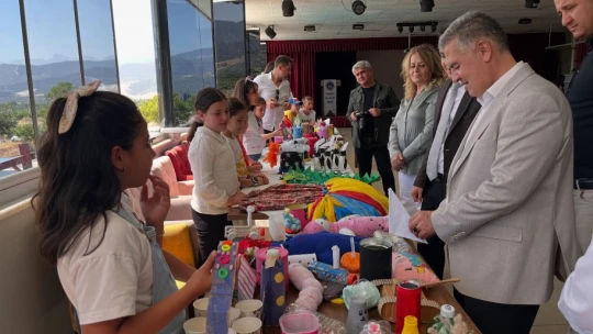 Atık malzemeler, öğrencilerin elinde sanata dönüştü