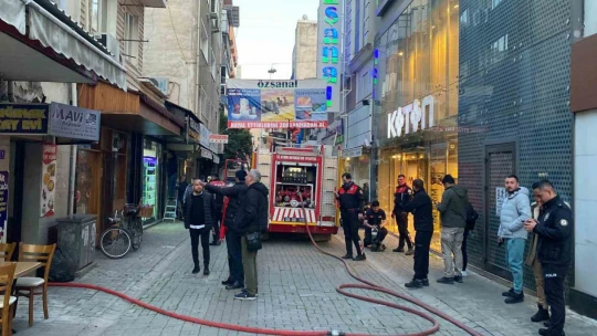 Atık malzemeler tutuştu, gökyüzünü kara duman kapladı