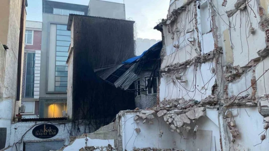 Atık malzemeler tutuştu, gökyüzünü kara duman kapladı