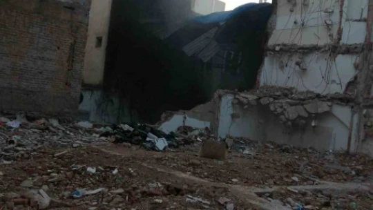 Atık malzemeler tutuştu, gökyüzünü kara duman kapladı