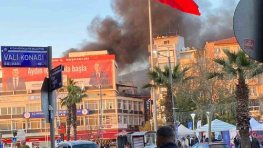 Atık malzemeler tutuştu, gökyüzünü kara duman kapladı