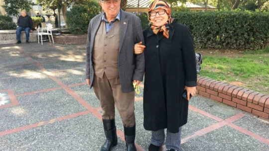 Ayağında körüklü çizmesi, elinden tesbihi düşmüyor