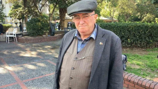 Ayağında körüklü çizmesi, elinden tesbihi düşmüyor
