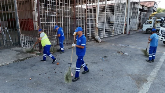 Aydın Büyükşehir Belediyesi Acarlar Hali'nde detaylı temizlik çalışması gerçekleştirdi