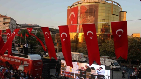 Aydın Büyükşehir Belediyesi binasına dev pankart: 'İmar rantına geçit yok'