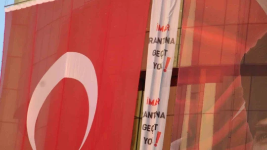 Aydın Büyükşehir Belediyesi binasına dev pankart: 'İmar rantına geçit yok'