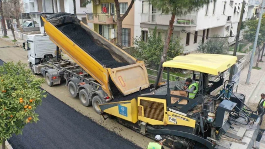 Aydın Büyükşehir Belediyesi Efeler'deki asfalt çalışmalarını sürdürüyor