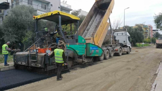 Aydın Büyükşehir Belediyesi Efeler'deki asfalt çalışmalarını sürdürüyor