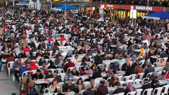 Aydın Büyükşehir Belediyesi kentin birçok noktasında iftar sofraları kurmaya devam ediyor