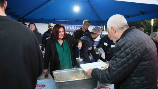 Aydın Büyükşehir Belediyesi kentin birçok noktasında iftar sofraları kurmaya devam ediyor
