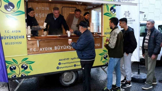 Aydın Büyükşehir Belediyesi'nden Kuşadalılara soğuk havada iç ısıtan ikram