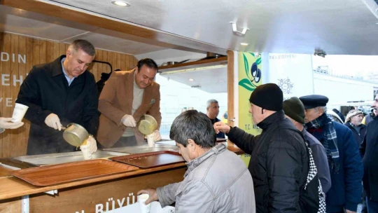 Aydın Büyükşehir Belediyesi'nden Kuşadalılara soğuk havada iç ısıtan ikram
