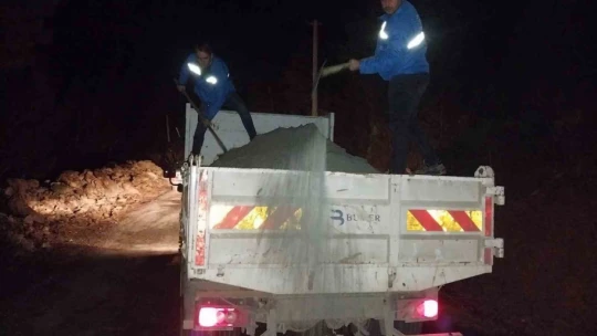 Aydın Büyükşehir Belediyesi'nden gece yarısı tuzlama çalışması