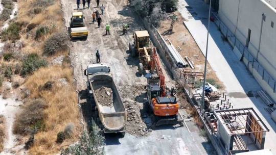 Aydın Büyükşehir Belediyesi Söke'deki yağmur suyu ve kaldırım çalışmaları devam ediyor