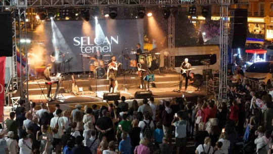 Aydın Büyükşehir Belediyesi Yaz Konserleri Kuşadası'nda devam etti