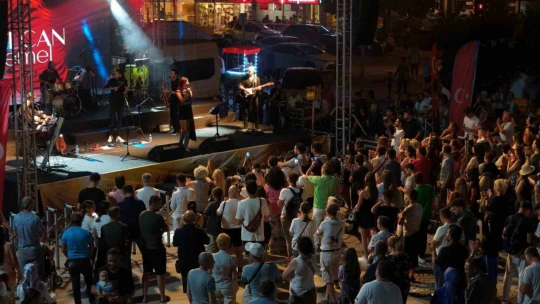 Aydın Büyükşehir Belediyesi Yaz Konserleri Kuşadası'nda devam etti