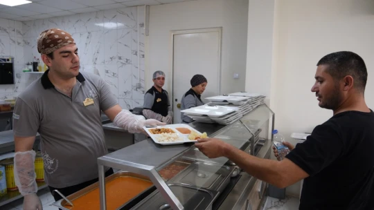 Aydın Büyükşehir Belediyesi, yemek hizmeti ile Nazilli'de de yaşlı, engelli ve garibanları sevindirdi