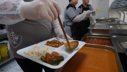 Aydın Büyükşehir Belediyesi, yemek hizmeti ile Nazilli'de de yaşlı, engelli ve garibanları sevindirdi