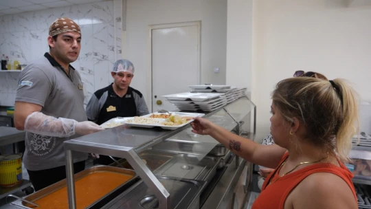 Aydın Büyükşehir Belediyesi, yemek hizmeti ile Nazilli'de de yaşlı, engelli ve garibanları sevindirdi