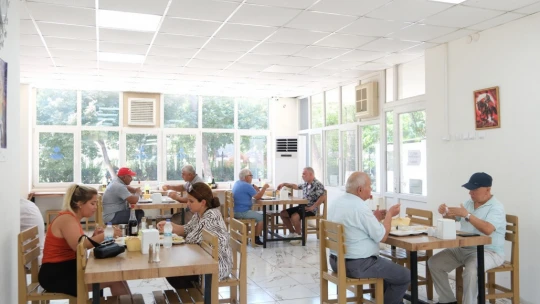 Aydın Büyükşehir Belediyesi, yemek hizmeti ile Nazilli'de de yaşlı, engelli ve garibanları sevindirdi