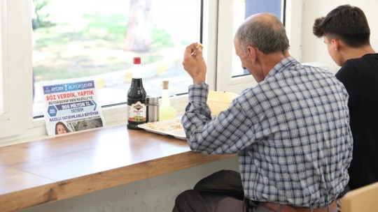 Aydın Büyükşehir Belediyesi, yemek hizmeti ile Nazilli'de de yaşlı, engelli ve garibanları sevindirdi