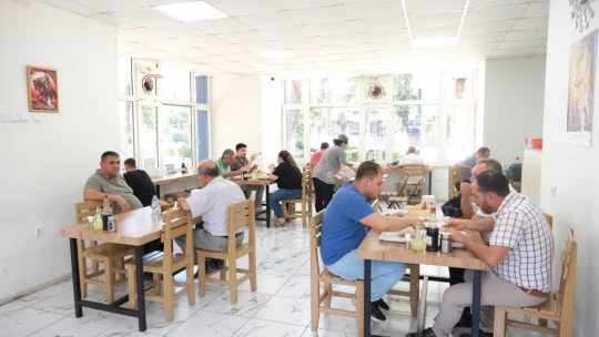 Aydın Büyükşehir Belediyesi, yemek hizmeti ile Nazilli'de de yaşlı, engelli ve garibanları sevindirdi