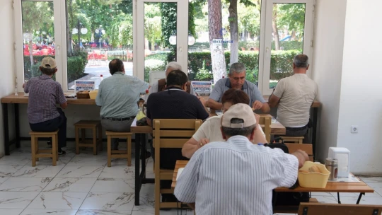 Aydın Büyükşehir Belediyesi, yemek hizmeti ile Nazilli'de de yaşlı, engelli ve garibanları sevindirdi