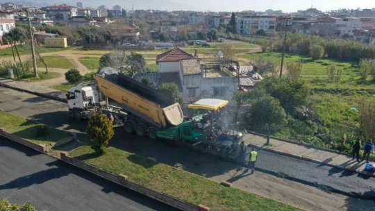 Aydın Büyükşehir Belediyesi yol yapım çalışmalarını sürdürüyor