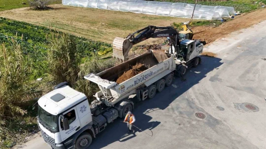 Aydın Büyükşehir Belediyesi yol çalışmalarını sürdürüyor
