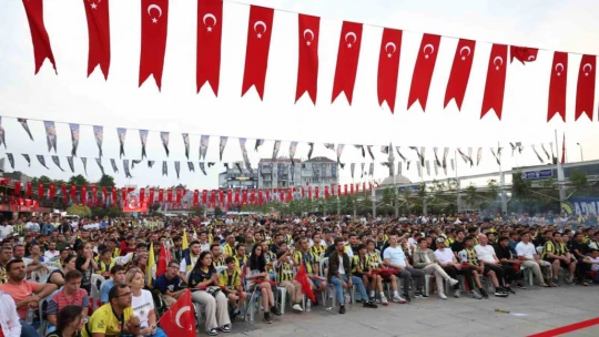 Aydın Büyükşehir'in kurduğu dev ekranda izlediler, şampiyonluğu kutladılar