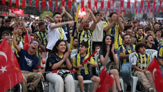 Aydın Büyükşehir'in kurduğu dev ekranda izlediler, şampiyonluğu kutladılar