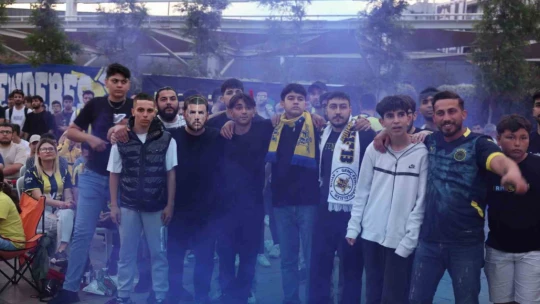 Aydın Büyükşehir'in kurduğu dev ekranda izlediler, şampiyonluğu kutladılar