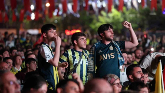 Aydın Büyükşehir'in kurduğu dev ekranda izlediler, şampiyonluğu kutladılar