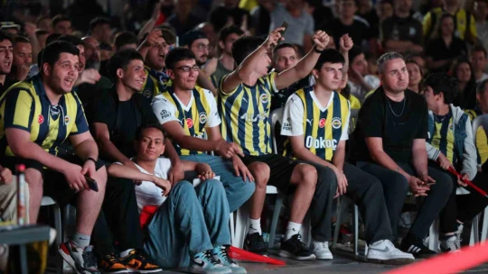 Aydın Büyükşehir'in kurduğu dev ekranda izlediler, şampiyonluğu kutladılar