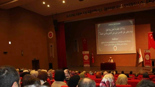 Aydın'da 'Aileyi Ayakta Tutan Değerler' konferansı verildi