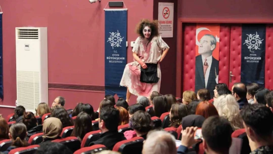 Aydın'da 'Şatonun Altında' oyunu tiyatroseveler ile buluştu