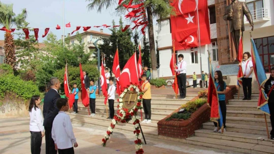 Aydın'da 23 Nisan kutlamaları çelenk töreni ile başladı