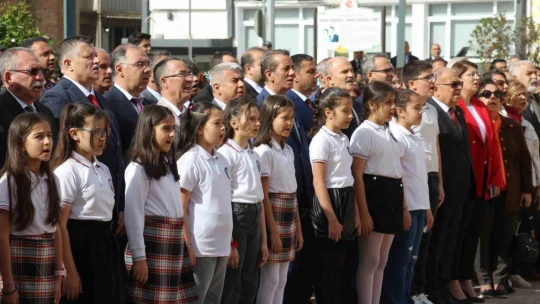 Aydın'da 23 Nisan kutlamaları çelenk töreni ile başladı