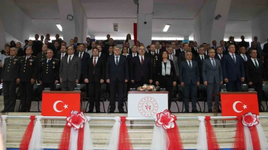 Aydın'da 23 Nisan kutlamalarında miniklerin dans gösterisi büyük beğeni topladı