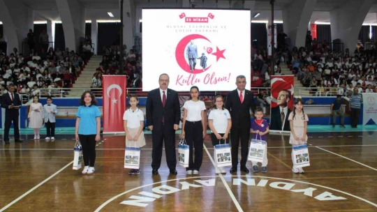 Aydın'da 23 Nisan kutlamalarında miniklerin dans gösterisi büyük beğeni topladı