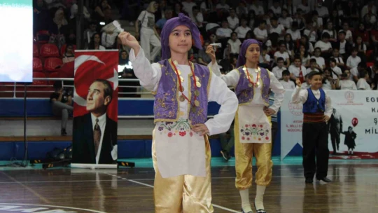 Aydın'da 23 Nisan kutlamalarında miniklerin dans gösterisi büyük beğeni topladı
