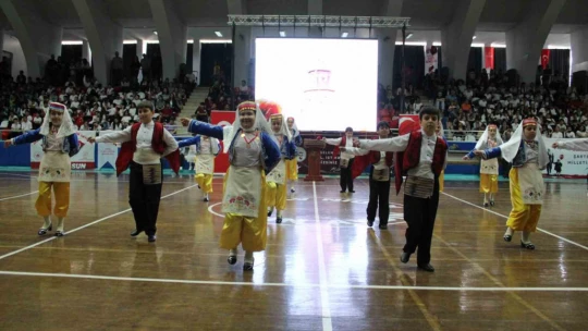 Aydın'da 23 Nisan kutlamalarında miniklerin dans gösterisi büyük beğeni topladı
