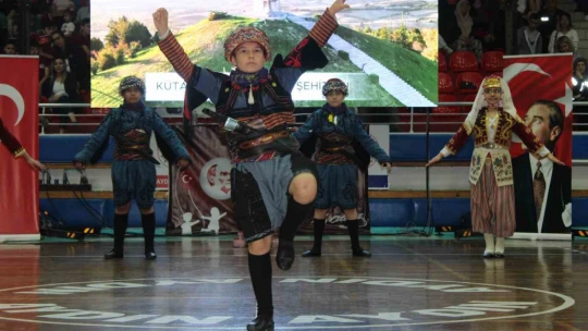 Aydın'da 23 Nisan kutlamalarında miniklerin dans gösterisi büyük beğeni topladı