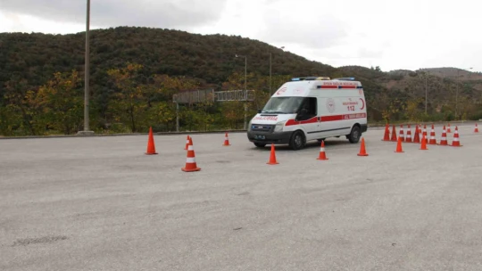 Aydın'da acil sağlık personelleri acil sürüş teknikleri ile donanıyor