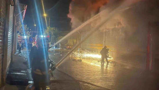 Aydın'da alevler geceyi aydınlattı: Oto yağcıda büyük maddi hasar meydana geldi