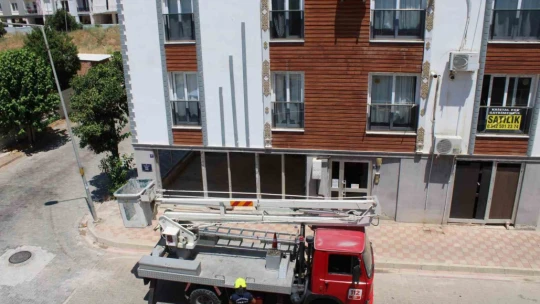 Aydın'da balkonda sıkışan kumruyu vatandaşın dikkati kurtardı