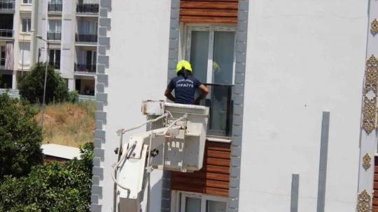Aydın'da balkonda sıkışan kumruyu vatandaşın dikkati kurtardı