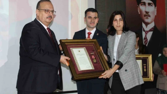 Aydın'da gazi ve şehit yakınlarına Devlet Övünç Madalya Beratı takdim edildi
