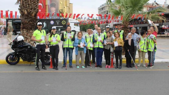 Aydın'da görme engelliler 'geçiş üstünlüğüne' dikkat çekti